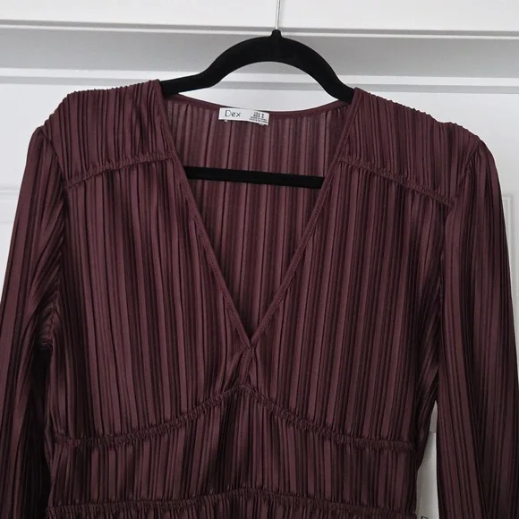 NWT DEX Plissé Plum V-Neck Dress, Size M - Picture 3 of 9